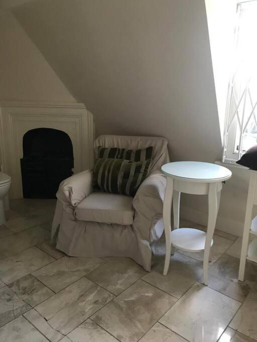 Authentic 3 Bed Historic House Soho, Апартаменты Лондон