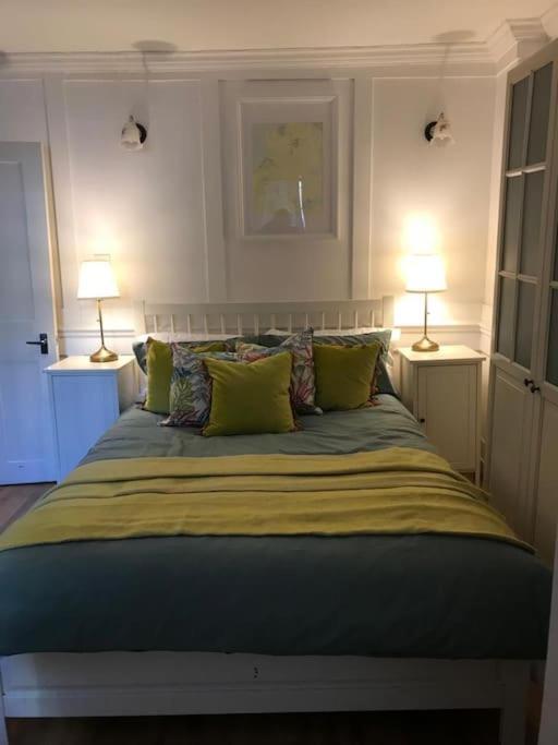 Authentic 3 Bed Historic House Soho, Апартаменты Лондон