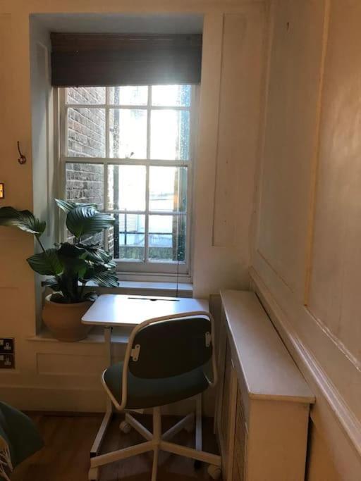 Authentic 3 Bed Historic House Soho, Апартаменты