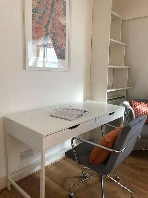 Authentic 3 Bed Historic House Soho, Londres